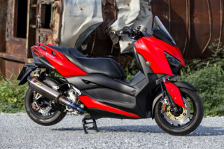 Yamaha XMAX 300 độ hoàn thiện với tông màu đỏ nổi bật