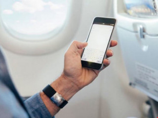 Có nên chuyển smartphone sang chế độ máy bay khi đang bay?