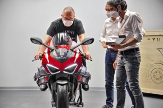 Đập thùng nguyên bản Ducati Superleggera V4 đầu tiên