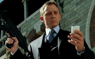 Điệp viên 007 từ chối dùng điện thoại Sony và Samsung trong phim