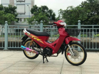 Future 2 độ đơn giản khoe dáng giữa bờ kè thành phố