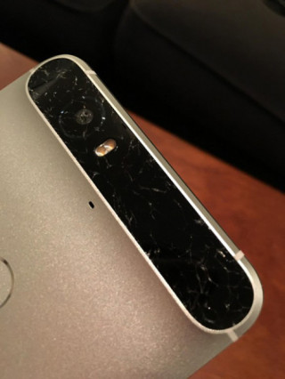 Nexus 6P bị “tố” vô cớ nứt, xước màn hình