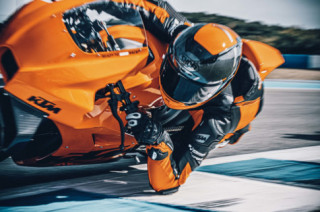 Những bức ảnh có độ phân giải cực cao đáng kinh ngạc của KTM RC 8C