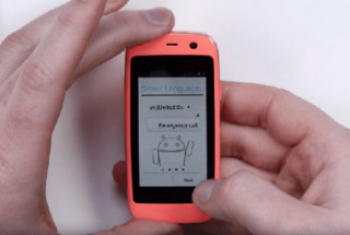 Ra mắt chiếc smartphone Android nhỏ nhất thế giới