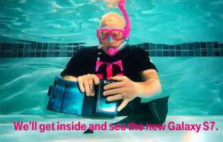 Thú vị màn đập hộp Samsung Galaxy S7 dưới bể bơi