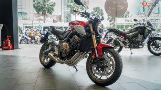 Cận cảnh Honda CB650R 2021 vừa về tới đại lý