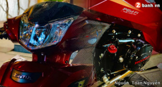 Chàng Wave 125 đỏ nổi bật trong bộ ảnh đêm