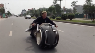 [Clip] Cận cảnh quá trình đập thùng và cách quay đầu xe TronCycle của Biker Đức Tào Phớ tại VN