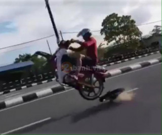 [Clip] Thanh niên chạy Dream độ chạy bốc đầu và cái kết bất ngờ