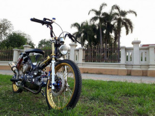 Honda Cub độ đẳng cấp với phong cách Bobber bụi bặm của biker nước bạn