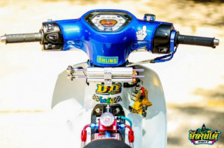 Honda Cub Fi độ sang chảnh với trợ lực trung tâm làm móc khóa