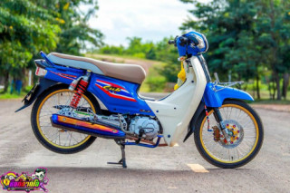 Honda Cub Fi độ tuyệt đẹp khoe dáng trên con đường vắng