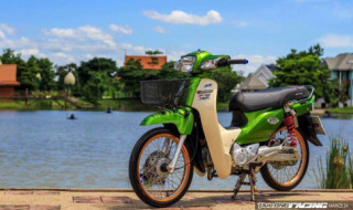 Honda Cub Fi độ với vẻ đẹp đơn giản đọ dáng bên bờ hồ