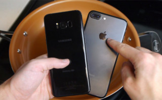 iPhone 7 Plus và Galaxy S8 “thi gan” cùng nước đun sôi