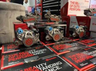 Lô hàng heo dầu Brembo đợt này bất ngờ có thêm hộp bên ngoài