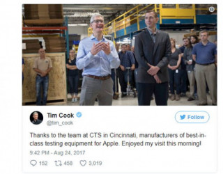NÓNG: Tim Cook bỏ iPhone 8 trong túi quần, dạo thăm nhà máy