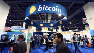 Tiền ảo Bitcoin rớt giá không phanh, nhà đầu tư lo sốt vó