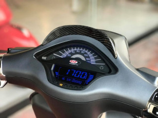 Vespa Sprint cổ điển hóa thành kinh điển với dàn đồ chơi đắt tiền