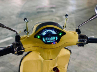 Vespa Sprint độ ‘bung nóc nhà’ của Biker Thái