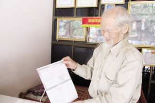 93 tuổi vẫn phóng xe, bốc thuốc chữa bệnh cho người nghèo