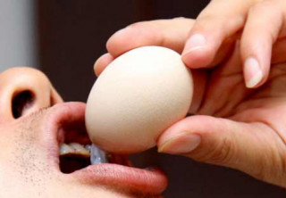 Ăn trứng gà sống dễ sinh quý tử?