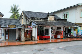 Dạo phố cổ ở Luang Prabang