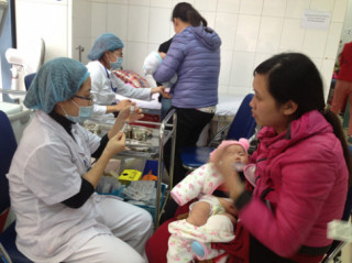 Hà Nội: Đổ xô đưa trẻ đi tiêm vắc-xin miễn phí