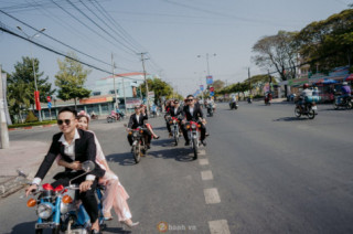 Màn rước dâu độc đáo bằng xe Honda 67 của biker miền Tây