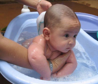Những ngộ nhận khi tắm cho trẻ sơ sinh