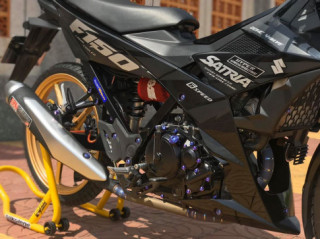 Satria 150 độ đầy cứng cáp trong bộ cánh full Black