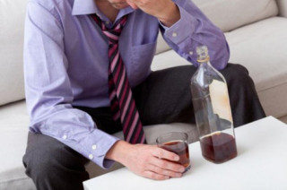 Uống rượu nhiều tăng nguy cơ đột quỵ sớm