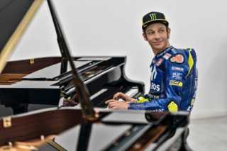 Valentino Rossi ký hợp đồng với Yamaha Movistar Racing đến 2020