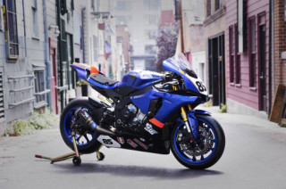 Yamaha R1 ‘Cá trê’ thời thượng bên bộ cánh thể thao