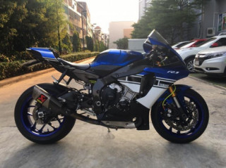 Yamaha R1 độ phá cách với tông màu xanh nhám