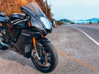 Yamaha R1M độ căng cứng với ngoại thất full Carbon