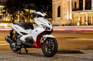 Air blade 125 khoe dáng lung linh bên con phố Sài Gòn