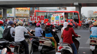 Có nên tắt máy xe khi dừng đèn đỏ?