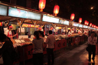 Hãi hùng đặc sản chợ đêm Bắc Kinh toàn những món ăn kinh dị