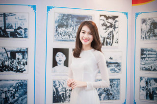 Hoa hậu Đặng Thu Thảo xinh tươi tại Hà Nội