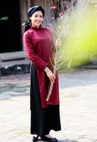 Nguyễn Thị Loan mặc áo dài hát Xoan