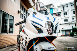 Suzuki GSX-R1000 độ gây cấn với dàn chân sặc sở