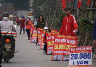 Tại sao ‘bảo hiểm xe máy’ bán ven đường lại có giá siêu rẻ?