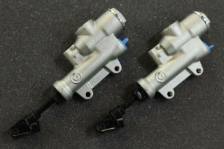 Trên tay pen đạp Brembo bình dầu liền để thấy sự hiện đại và tiện lợi