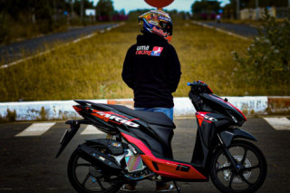 Vario 150 khoe dáng đầy sắc lẹm bên chàng chủ xe điển trai