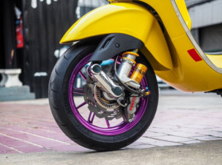 Vespa Sprint độ với thân vàng mâm tím đầy mới lạ
