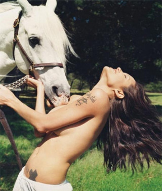Vì sao Angelina Jolie cắt bỏ ngực?