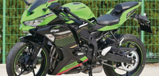 Vị trí ngồi thực tế của Ninja ZX-25R so với vóc dáng của người châu Á?