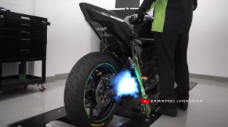 [Video] Kawasaki Ninja ZX-25R với ống xả Yoshimura phun lửa xanh