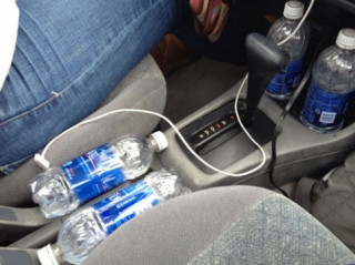 Uống nước đóng chai để trong xe hơi bị ung thư?