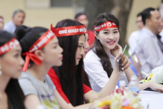 Hoa hậu Thu Thảo giản dị đi hiến máu